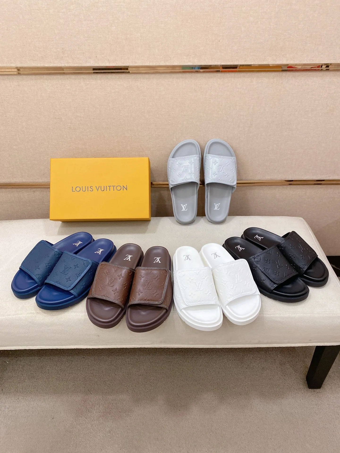Men's shoes💰: 320💰Made by LV🔍Top purchasing agent, men's spring and summer slippers are available at the same counter. The uppers are made of cowhide imported from Italy, with logo graphics and high-quality craftsmanship. Soles: original soles specially provided by the original factory. Exclusive molded soles are super comfortable. Original goods with single order, 🔍🔍high quality, you can enter and exit the counter at will. Welcome to compare, code number 38-44.